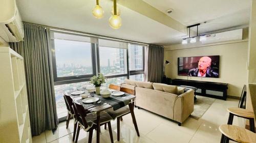 Bagumbayan Apartment | 2 bedroom Luxury Condo in Eastwood with Scenic City view, unli wifi and netflix