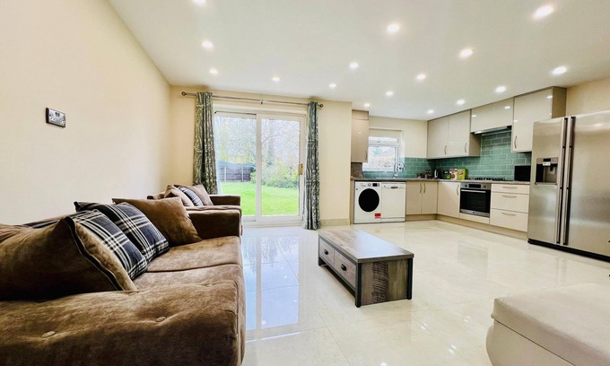 Uxbridge South Apartment | 2 Bedroom Luxury Flat or Appartment near Heathrow with Garden