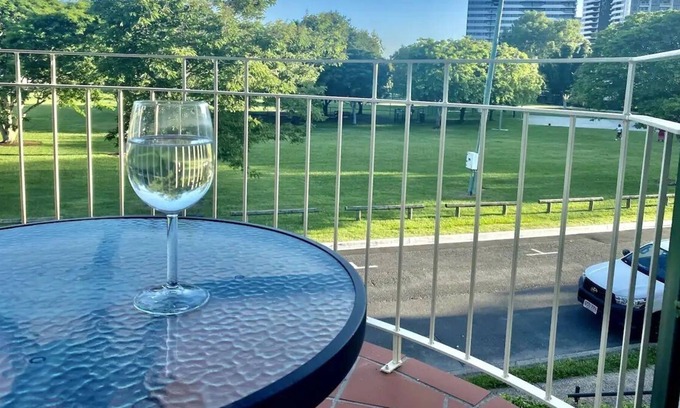 East Brisbane Apartment | 2 bedroom, overlooking park, 5min to city.
