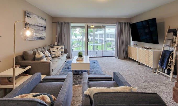 Welaka Condo | 2 Bedroom, Pool & River View Condo