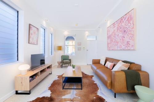 Alexandria Apartment | 2 Bedroom Renovated Cottage - 1 Stop to Central