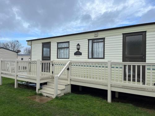 Hunstanton Ski Chalet | 2 Bedroom sleeps 6 caravan Manor Park Hunstanton