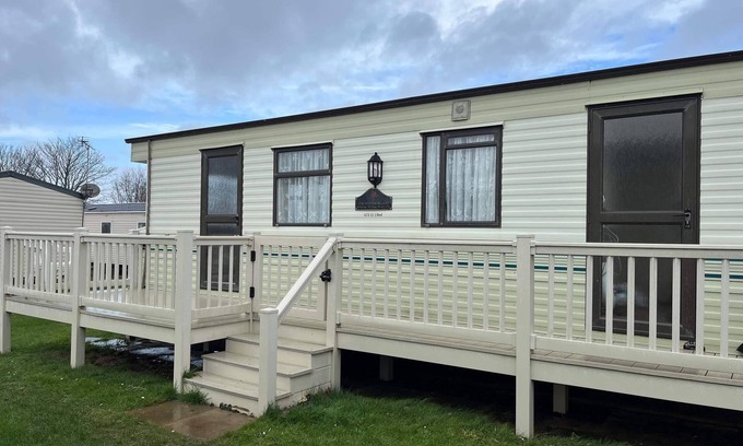 Hunstanton Ski Chalet | 2 Bedroom sleeps 6 caravan Manor Park Hunstanton