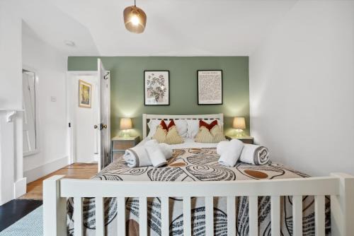 Winchester House | 2-Bedroom Stylish & Gorgeous, Cosy Westgate Cottage Retreat, Central Winchester, Free On-Street Parking Permit, with Garden, Close to Cathedral - Sleeps 6, Pets are Welcome - by Blue Puffin Stays
