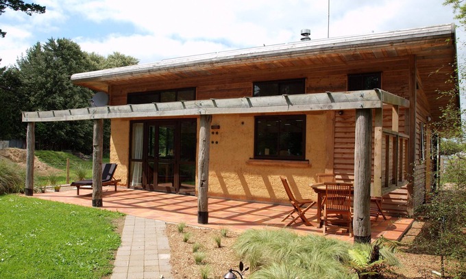 Leamington House | 2 bedroom sunlit house, minimum of 3 months.