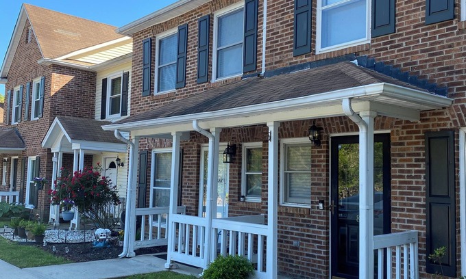 Summerville House | 2-bedroom townhome in superb Summerville