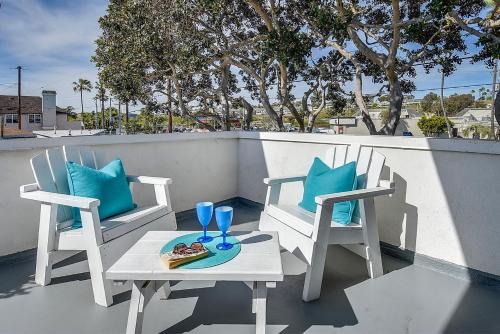 West Newport House | 2 Bedroom Upstairs Apt 1 block from the beach!