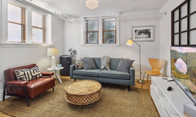 Powderhorn Park Condo | 2 Bedroom Urban Nest in Brick Brownstone