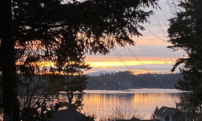 Olympia House | 2-bedroom vacation home just 9 minutes to Evergreen State College