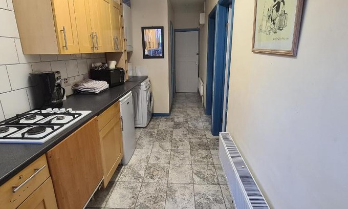 Ealing Apartment | 2 Bedroom w/shower flat, ALL TO YOU, not shared