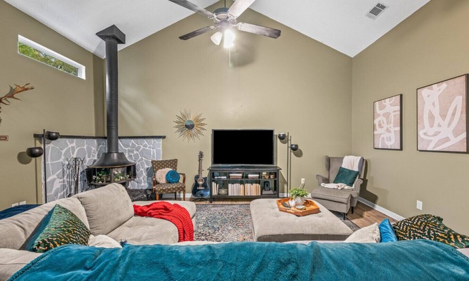 Shalimar House | 2 bedroom with loft in Shalimar