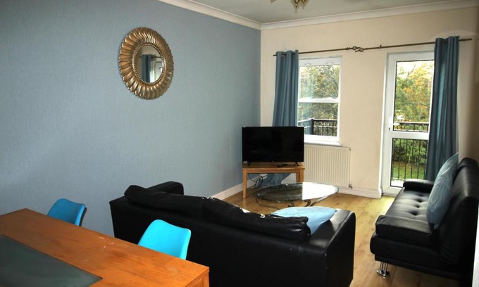 Doncaster Apartment | 2 Bedrooms & Sofa Bed - Balcony - Parking - Lift Access - Very Quiet Location