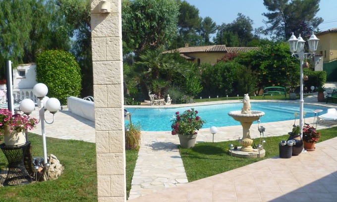 Les Maillans Bed & Breakfast | 2 bedrooms upstairs in a house with swimming pool