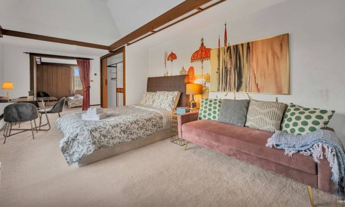 Oakridge House | 2 Bedrooms with Private Bathroom Suite