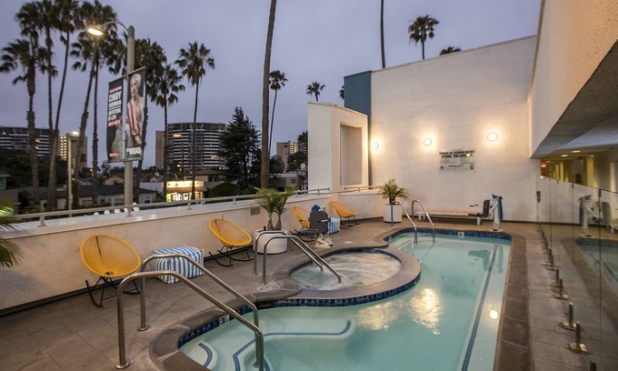 Venice Hotel | 2 Boardwalk King Suite at The Kinney Venice Beach!