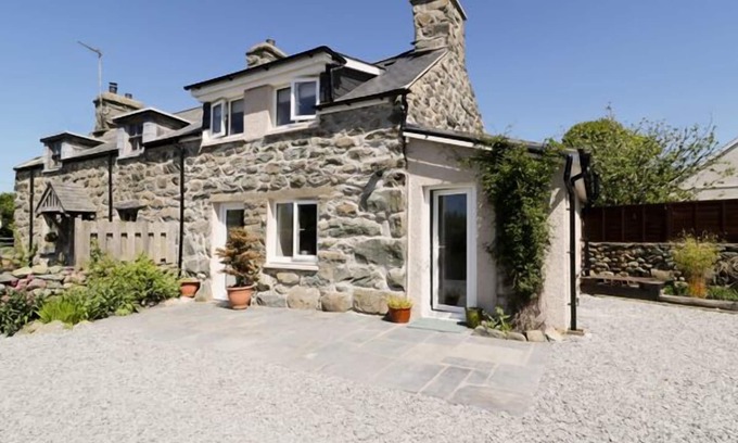 Dyffryn Ardudwy Cottage | 2 BORTHWEN COTTAGES, pet friendly, with open fire in Dyffryn Ardudwy