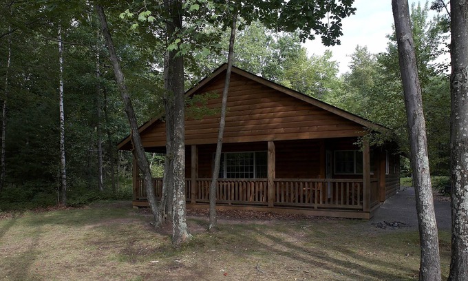 Reeders Cabin | 2 BR 2 Bathroom Hemlock Cabin, private dock, close to the beach!