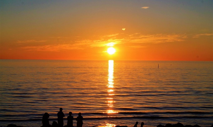 Glenelg North Apartment | 2 BR beach entire apartment 10/22
