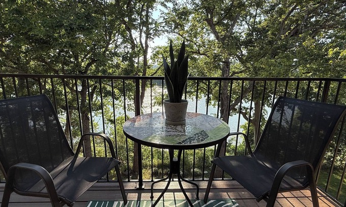Charlotte Park Condo | 2-BR Condo in Nashville w/Riverview! Newly Remodeled. 15 Minutes to Downtown!