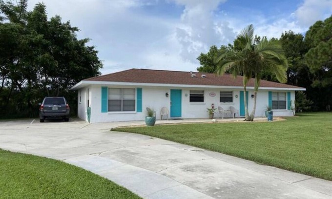 Laurel Villa | 2 BR VILLA SUITE w/queen bed