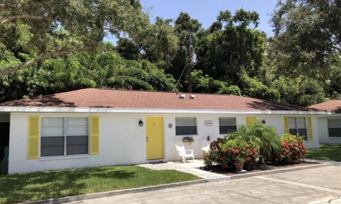 Laurel Villa | 2 BR VILLA SUITE w/queen bed