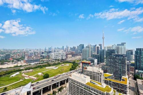 Fort York Apartment | 2 BR with Amazing city views & Free parking