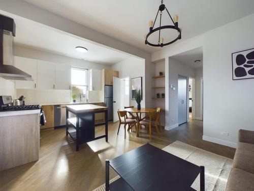 West Town House | 2 BR with Soaking Tub and Onsite Parking