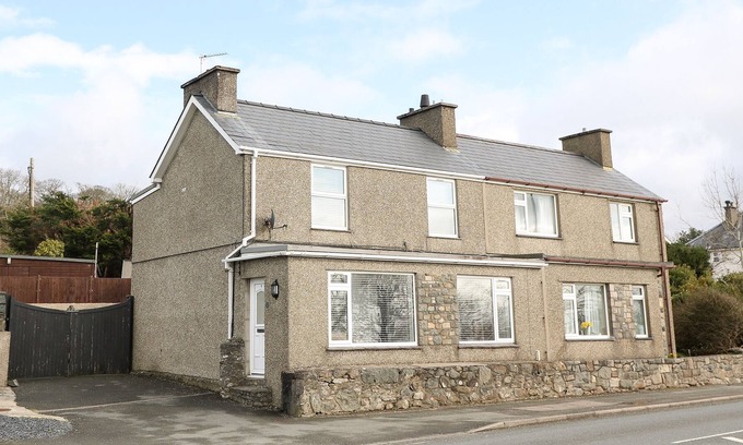 Llanystumdwy Cottage | 2 BRON DWYFOR, pet friendly, luxury holiday cottage in Criccieth