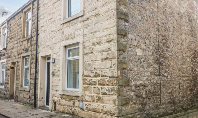 Clitheroe Cottage | 2 BROOK STREET, character holiday cottage, with a garden in Clitheroe