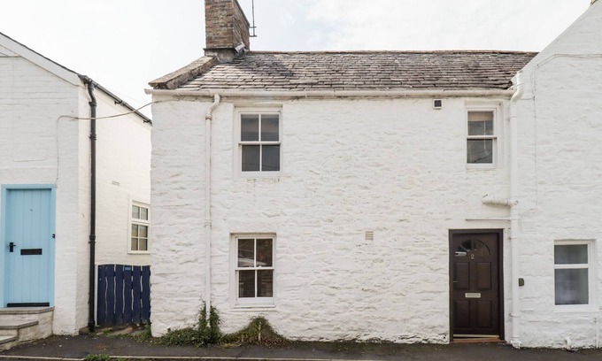 Kirkcudbright Cottage | 2 BURNSIDE PLACE, pet friendly in Kirkcudbright