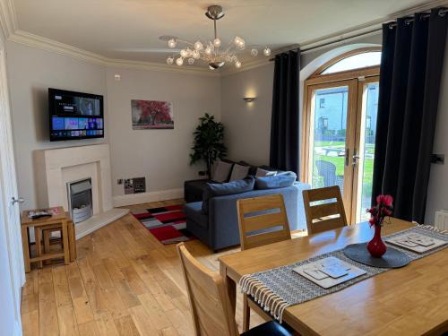 Enniskillen House | 2 Castle Hume Court Holiday House