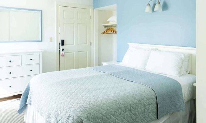 Newport Hotel | #2 | Comfy Room w/Queen-bed