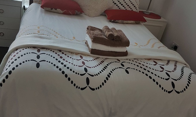 Ebbsfleet Valley Apartment | 2 double beds plus 2 sofa beds in a 2 bed apartment.