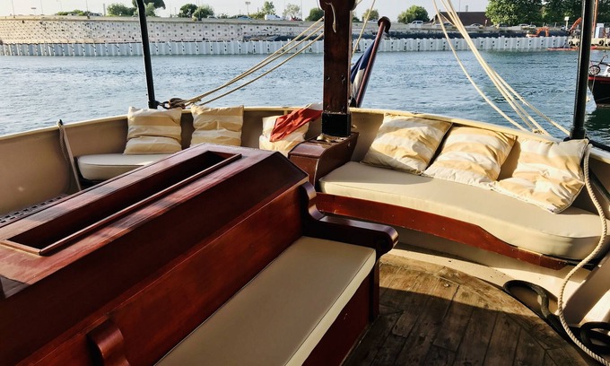 Sete Boat Rental | 2 double cabins and 1 triple cabin on 35m mainsail