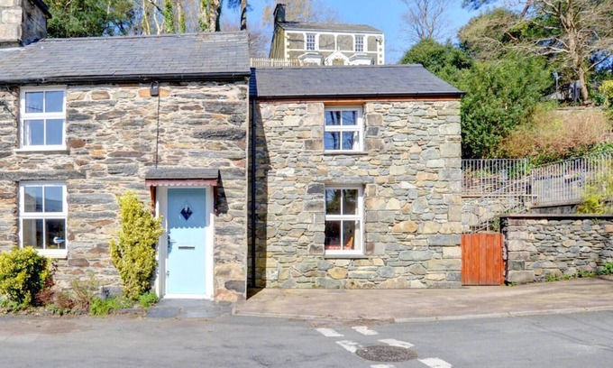 Penrhyndeudraeth House | 2 Efail Wen in Penrhyndeudraeth