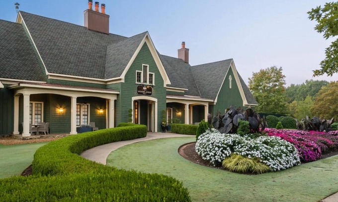 Mount Berry Hotel | 2 Elegant Accommodations in Nature's Embrace! Outdoor Pool, Pets Allowed!