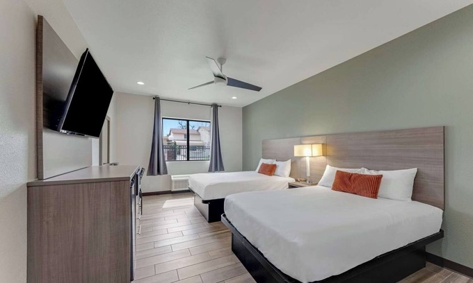 Eastside Promise Neighborhood Hotel | 2 Family-Friendly Rooms w/Free Breakfast – Near San Antonio Attractions