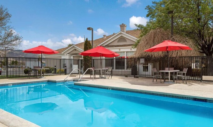 Reno/Tahoe Airport Hotel | 2 Family-friendly Units with Full Kitchens, Outdoor Pool, Free Breakfast!