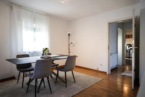 Kaiserslautern Apartment | 2-geschossiges Comfort Apartment mit Balkon, Netflix und großzügiger Küche für Teams und Familien