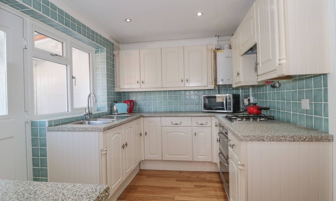 New Forest District Cottage | 2 GREEN CLOSE, pet friendly, character holiday cottage in Lyndhurst