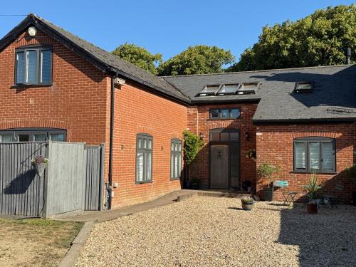Pagham Apartment | 2 Guests - Studio - Ideal for Goodwood & Beach