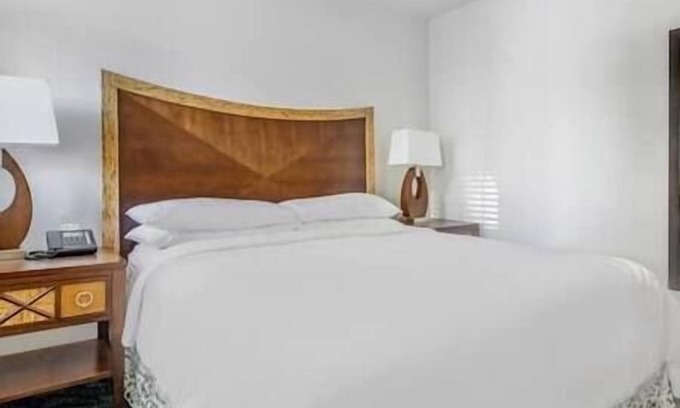 Waikiki Resort | 2 Hilton Grand Vacation Club Resort Lagoon Tower