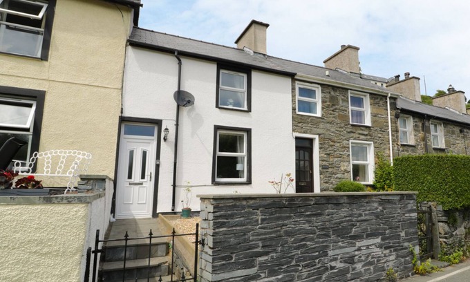 Tanygrisiau Cottage | 2 HOLLAND TERRACE, pet friendly, with a garden in Tanygrisiau