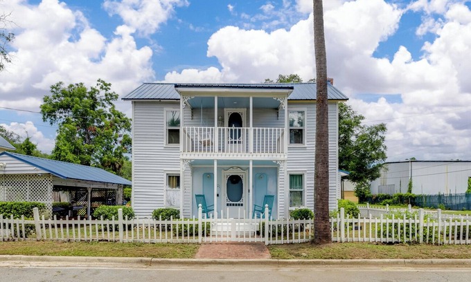 Brunswick House | 2 Houses 20 Mins to Beach - Sleeps 16
