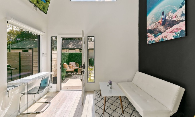 Garden Oaks House | 2 Houses~Family Oasis~Cinema & Private Garden