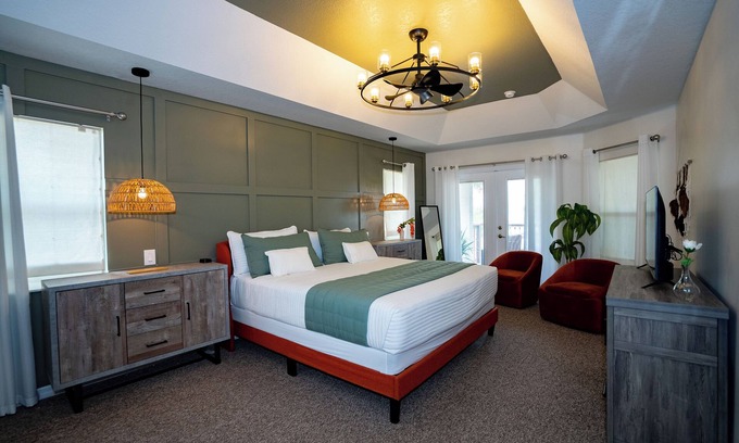 Clermont House | 2 King 2 Twin 1 Queen Enormous Deck 3 BD Lakeview House at Waterfront Park