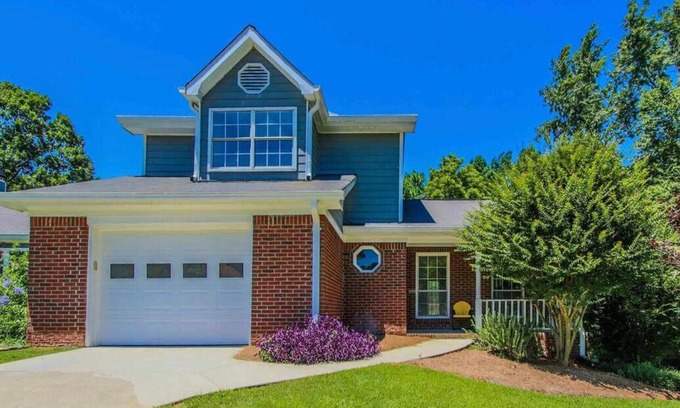 Fayetteville House | 2 King Bedrooms, 2.5 Bathrooms, 1,600 sqft Home