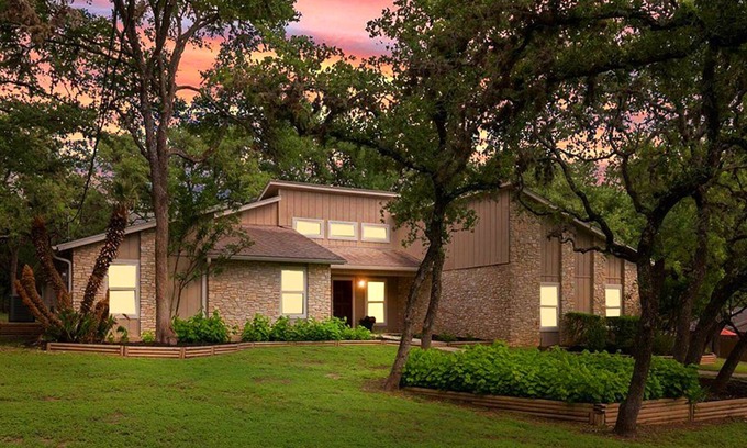 San Marcos House | 2 King Beds in Relaxing Oasis in Texas Hill Country - Free Wi-Fi, Parking, Snack