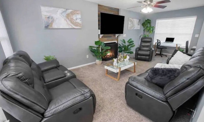 Independence House | 2 King beds; The Sunset house/4bd/2 1/2 baths