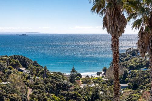 Waiheke Island Villa | 2 LEVEL 2 BEDROOM VILLA w MAGNIFICENT OCEAN VIEWS BEDROOM BALCONY FREE WIFI